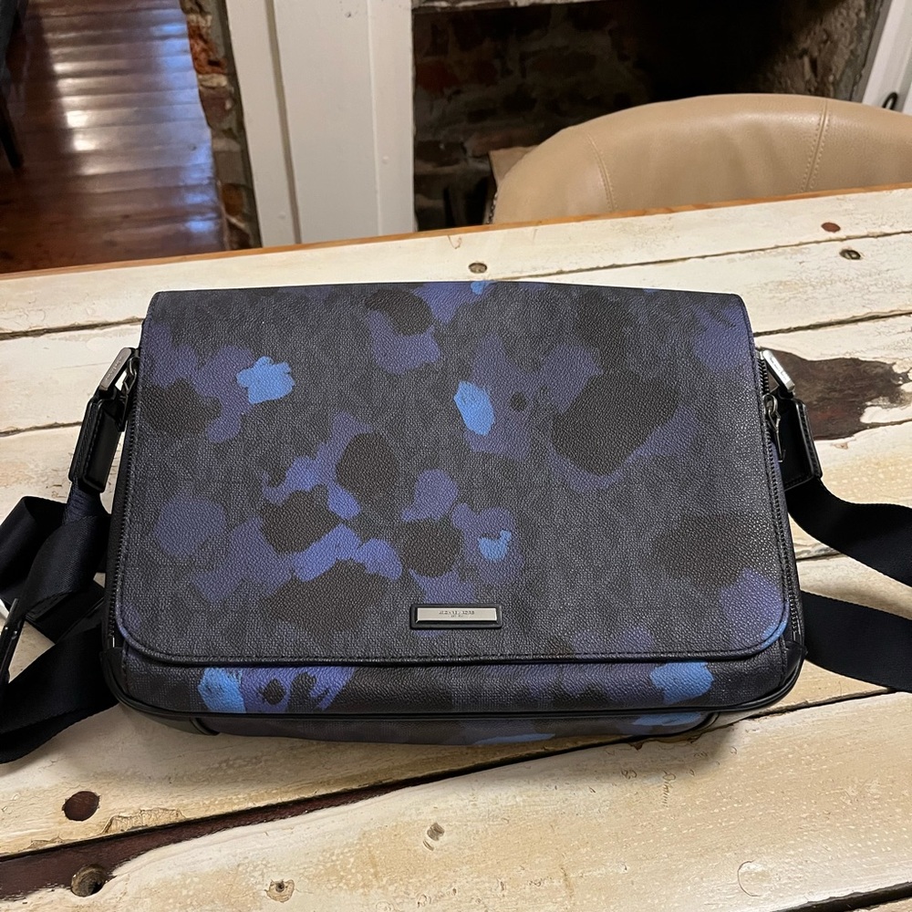 Micheal Kors Jet Set Messenger Bag with billfold and passport case.  NWT